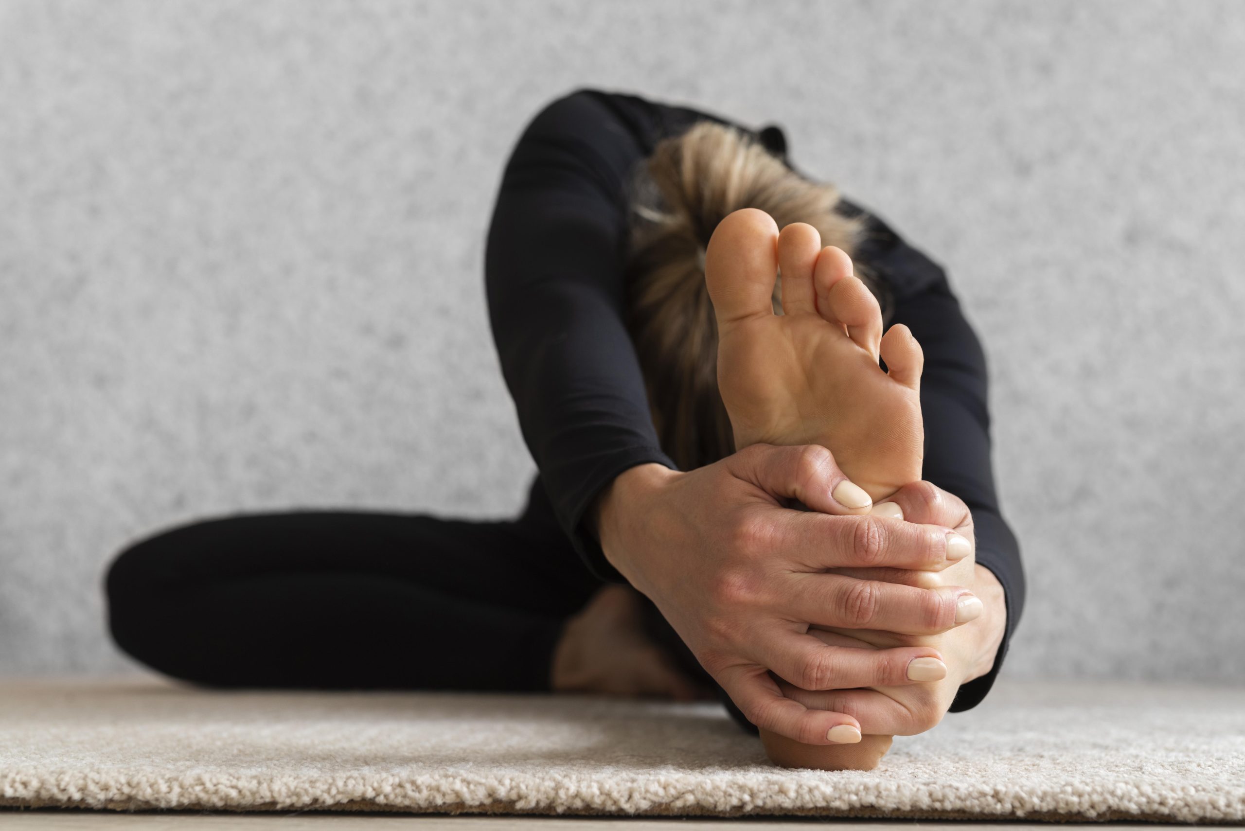 full-shot-woman-carpet-stretching