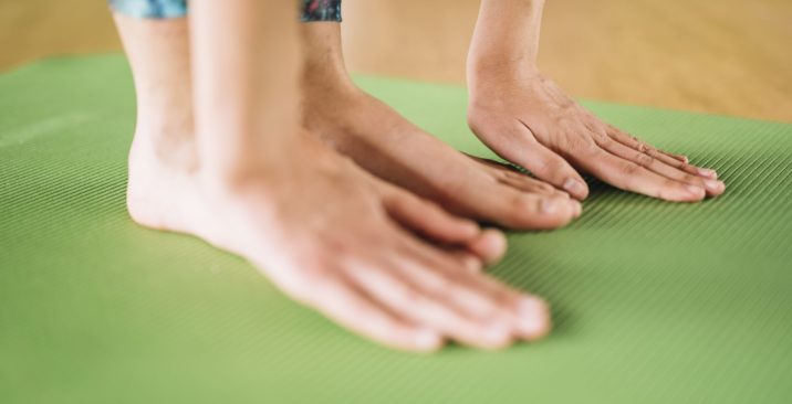 close-up-woman-feet-hands-practice-yoga-green-mat close-up-woman-feet-hands-practice-yoga-green-mat